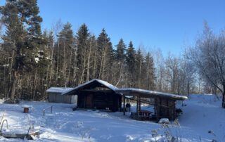 Suitsusaun lumisel maastikul ja jäätunud tiik Jantsu Talus